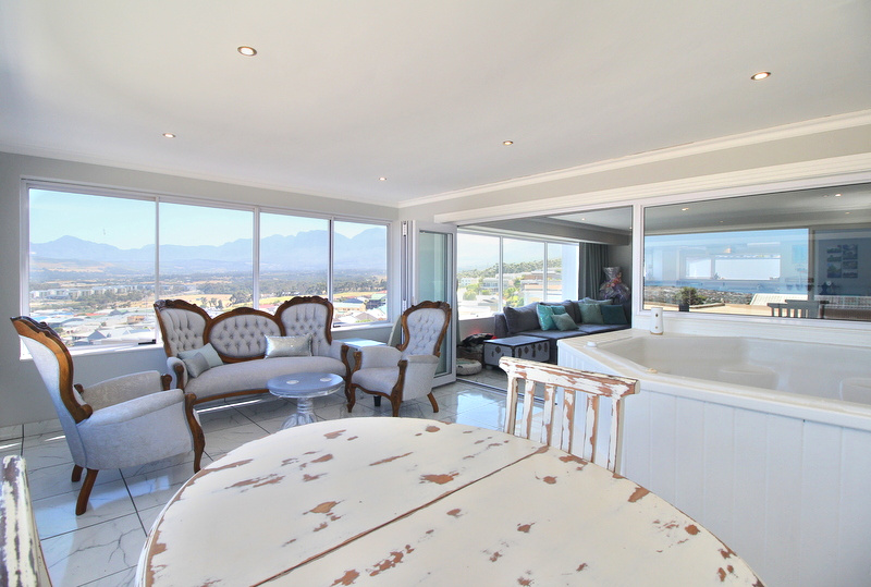 8 Bedroom Property for Sale in Mountainside Western Cape